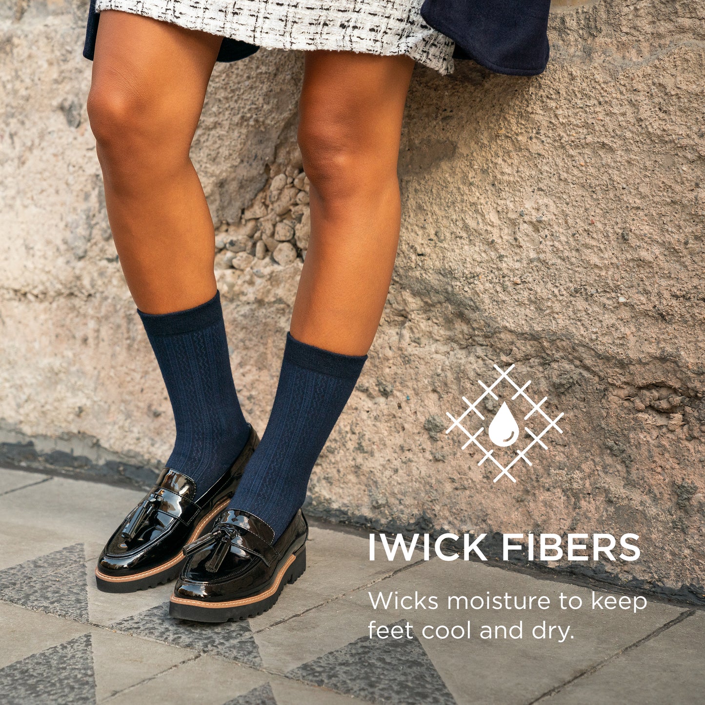Feetures Women's Everyday Ultra Light Crew Sock (Small, Navy)